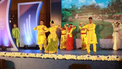 ফ্রান্সের প্রেসিডেন্ট ফ্রান্সের প্রেসিডেন্ট ইমানুয়েল ম্যাঁক্রোর সম্মানে হোটেল ইন্টারকন্টিনেন্টালে আয়োজিত নৈশভোজ ও সাংস্কৃতিক অনুষ্ঠানে ফ্রান্সের প্রেসিডেন্ট, বঙ্গবন্ধুকন্যা প্রধানমন্ত্রী শেখ হাসিনা, বঙ্গবন্ধুর কনিষ্ঠ কন্যা শেখ রেহানা ও জাতীয় সংসদের স্পীকার ড. শিরীন শারমিন চৌধুরীসহ সকল অতিথিবৃন্দ মনোজ্ঞ সাংস্কৃতিক অনুষ্ঠান উপভোগ করেন