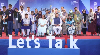 অংশগ্রহণকারীদের একাংশের সঙ্গে প্যানেলিস্টরা। ছবি: সিআরআই