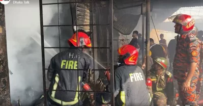 মোহাম্মদপুর কৃষি মার্কেটে আগুন নিয়ন্ত্রণে ফায়ার সার্ভিসের সহায়তায় যোগ দিয়েছে সেনাবাহিনী, নৌবাহিনী ও বিমানবাহিনীর বিশেষ দল।