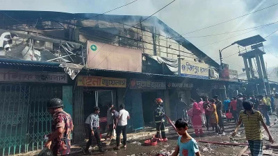 মোহাম্মদপুর কৃষি মার্কেটে আগুন নিয়ন্ত্রণে কাজ করছে ফায়ার সার্ভিস