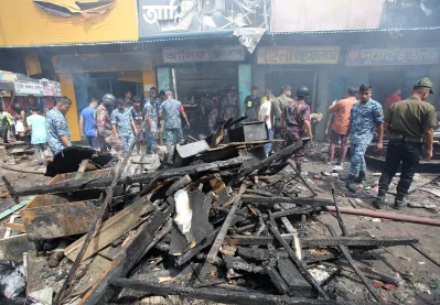 মোহাম্মদপুরের কৃষি মার্কেটে ভয়াবহ আগুনে পুড়েছে বহু দোকানপাট। ছবি: ফোকাস বাংলা