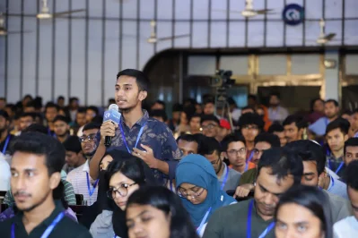 প্রতিমন্ত্রীকে প্রশ্ন করছেন অংশগ্রহণকারী এক তরুণ। ছবি: সিআরআই