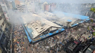 মোহাম্মদপুরের কৃষি মার্কেটে ভয়াবহ অগ্নিকাণ্ডে পুড়ে গেছে বহু দোকান