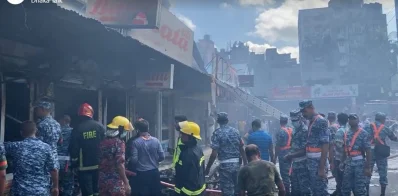 কৃষি মার্কেটের আগুন নিয়ন্ত্রণে ফায়ার সার্ভিসকে সহায়তা করছে বিভিন্ন বাহিনীর সদস্যরা। ছবি: ভিডিও থেকে নেওয়া