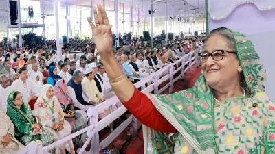 গণভবনে হাত নেড়ে স্থানীয় নেতাদের শুভেচ্ছা জানান প্রধানমন্ত্রী শেখ হাসিনা। ছবি: ফোকাস বাংলা