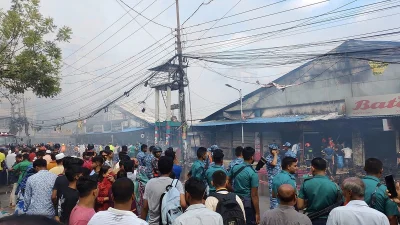 রাজধানীর মোহাম্মদপুরের কৃষি মার্কেটে ভয়াবহ আগুন। ছবি: সংগৃহীত