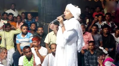 মঞ্চে গাইছেন লিমা পাগলী। ছবি: ইত্তেফাক