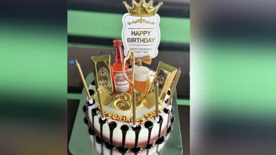 পাতায়া সমুদ্র সৈকতে সোনার কেক কেটে স্বামীর জন্ম পালন করলেন মিম