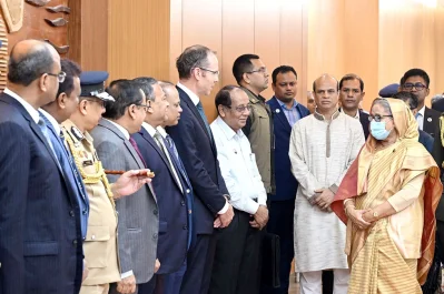বিমানবন্দর ছেড়ে যাওয়ার আগে কর্মকর্তারা প্রধানমন্ত্রী শেখ হাসিনাকে বিদায় জানান। ছবি: ফোকাস বাংলা