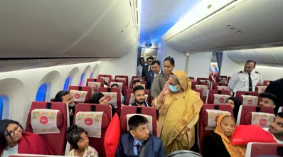 বিমানে যাত্রীদের সঙ্গে প্রধানমন্ত্রীর কুশল বিনিময়। ছবি: ফোকাস বাংলা