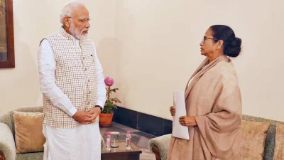 ভারতের প্রধানমন্ত্রী নরেন্দ্র মোদি (বামে), পশ্চিমবঙ্গের মুখ্যমন্ত্রী মমতা (ডানে) 