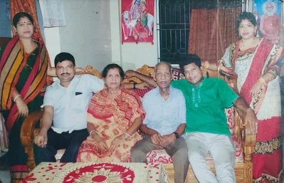 পরিবারের সঙ্গে পরিমল সাহা