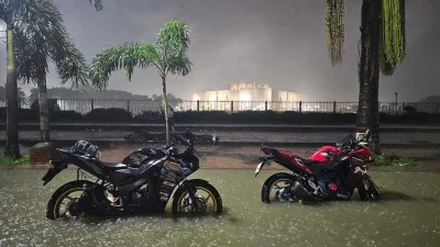 মুষলধারে বৃষ্টিতে রাজধানীজুড়ে কোমর পানি, ভোগান্তিতে সাধারণ মানুষ