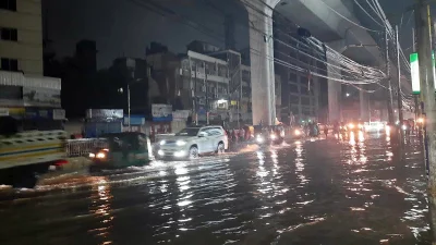 মুষলধারে বৃষ্টিতে রাজধানীজুড়ে কোমর পানি, ভোগান্তিতে সাধারণ মানুষ