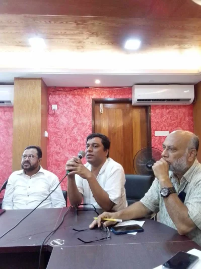 বক্তব্য দিচ্ছেন কথাসাহিত্যিক ও বুদ্ধিজীবী মাহবুব মোর্শেদ