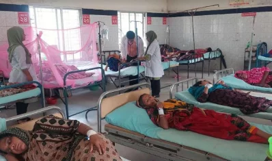 বাঘা উপজেলা স্বাস্থ্য কমপ্লেক্সে রোগী দেখছেন চিকিৎসক। ছবি: নুরুজ্জামান