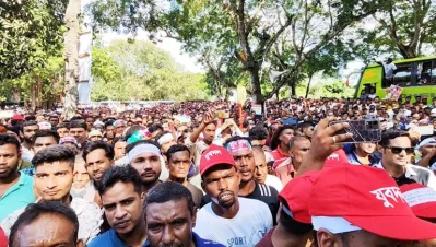 মাঠে বিএনপির নেতা-কর্মীদের ভিড়। ছবি: ইত্তেফাক