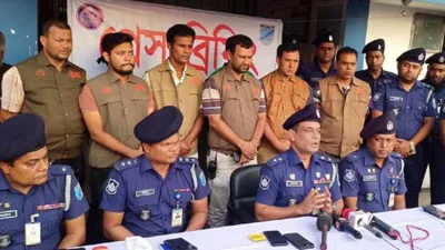 বৃহস্পতিবার বিকেলে সখীপুর থানা চত্বরে সাংবাদিকদের সঙ্গে আলাপ করেন টাঙ্গাইলের পুলিশ সুপার সরকার মোহাম্মদ কায়সার। ছবি: ইত্তেফাক