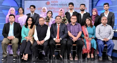 স্থানীয় সরকারের ক্ষমতায়ন নিয়ে আয়োজিত ছায়া সংসদের অতিথি স্থানীয় সরকার মন্ত্রী মো. তাজুল ইসলাম, ডিবেট ফর ডেমোক্রেসির চেয়ারম্যান হাসান আহমেদ চৌধুরী কিরণসহ প্রতিযোগিতার বিচারকদের সঙ্গে চ্যাম্পিয়ন দলের বিতার্কিকরা। ছবি: ইত্তেফাক