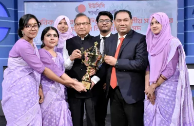 স্থানীয় সরকারের ক্ষমতায়ন নিয়ে আয়োজিত ছায়া সংসদের অতিথি স্থানীয় সরকার মন্ত্রী মো. তাজুল ইসলাম, এমপি ও ডিবেট ফর ডেমোক্রেসির চেয়ারম্যান হাসান আহমেদ চৌধুরী কিরণের কাছ থেকে ট্রফি গ্রহণ করেন চ্যাম্পিয়ন দল প্রাইম এশিয়া ইউনিভার্সিটির বিতার্কিকরা। ছবি: ইত্তেফাক