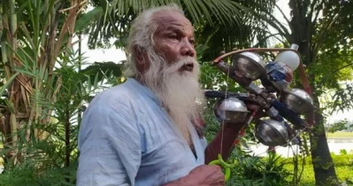 নিজের তৈরি বাদ্যযন্ত্র দিয়ে গান গাইছেন চারণকবি রাধাপদ রায়। ছবি: সংগৃহীত