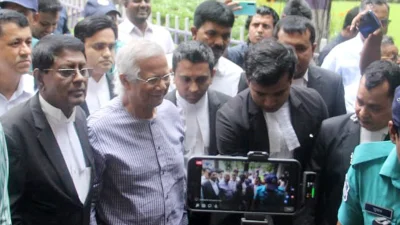 সাংবাদিকদের মুখোমুখি ড. ইউনূস। পাশে তার আইনজীবী। ছবি: ফোকাস বাংলা
