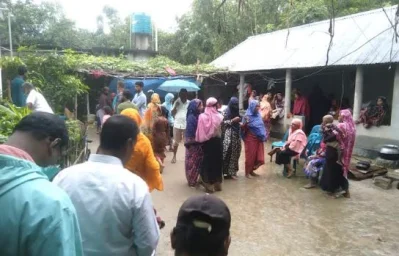 নববধূ রুমার বাড়িতে শোকের মাতন। ছবি: ইত্তেফাক