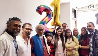 সপরিবারে কবি আসাদ চৌধুরী। ফাইল ছবি