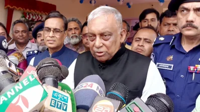 সাংবাদিকদের সঙ্গে কথা বলছেন স্বরাষ্ট্রমন্ত্রী আসাদুজ্জামান খান কামাল