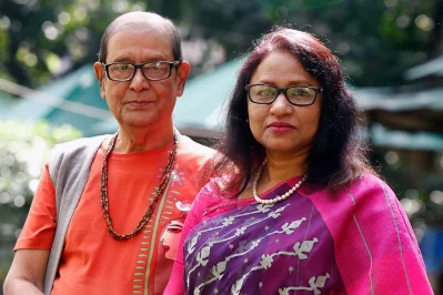 কবি হেলাল হাফিজের সঙ্গে প্রেস ক্লাবের সভাপতি ফরিদা ইয়াসমিন। ছবি: ফেসবুক থেকে নেওয়া