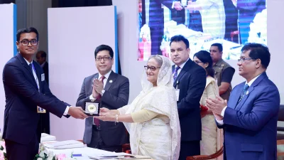 রোববার সকালে রাজধানীর ওসমানী স্মৃতি মিলনায়তনে বিসিএস বুনিয়াদি প্রশিক্ষণ কোর্সের সনদ বিতরণ প্রধানমন্ত্রী শেখ হাসিনা। পাশে ছিলেন জনপ্রশাসন প্রতিমন্ত্রী ও মেহেরপুর-১ আসনের সাংসদ ফরহাদ হোসেন। ছবি: ফোকাস বাংলা