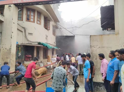 কাকরাইলে এসএ পরিবহন পার্সেল অ্যান্ড কুরিয়ার সার্ভিসের কার্যালয়ে আগুন