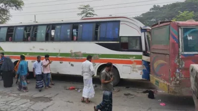 বুধবার সকাল সাড়ে সাতটার দিকে ঢাকা-ময়মনসিংহ মহাসড়কের চেলেরঘাট নামক স্থানে দুর্ঘটনায় ছয়জন নিহত হয়। ছবি: ফোকাস বাংলা