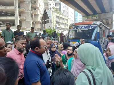 রাস্তা অবরোধের একপর্যায়ে পুলিশের উর্ধ্বতন একজন কর্মকর্তা পরীক্ষার্থীদের রাস্তা ছেড়ে যাওয়ার অনুরোধ করেন। ছবি: ইত্তেফাক