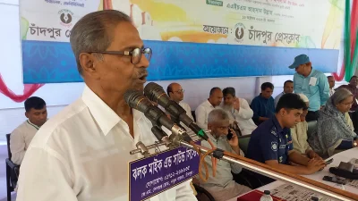 শুক্রবার দুপুরে চাঁদপুর প্রেসক্লাব প্রাঙ্গণে এক সাংবাদিক সমাবেশে বক্তব্য রাখেন চাঁদপুর-৫ আসনের সাংসদ মেজর (অব.) রফিকুল ইসলাম বীর উত্তম। ছবি: ইত্তেফাক