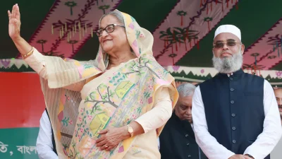 নেতা-কর্মীদের হাত নেড়ে শুভেচ্ছা জানান প্রধানমন্ত্রী শেখ হাসিনা। ছবি: ফোকাস বাংলা