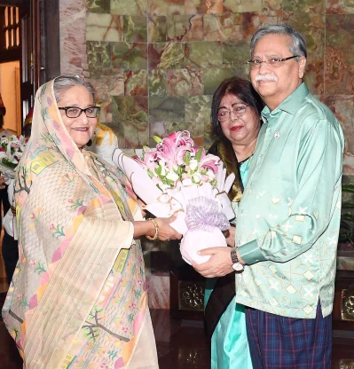 বঙ্গভবনে এসে পৌঁছালে রাষ্ট্রপতি মো. সাহাবুদ্দিন ও তার সহধর্মিনী ড. রেবেকা সুলতানা ফুল দিয়ে প্রধানমন্ত্রীকে স্বাগত জানান। ছবি: ফোকাস বাংলা