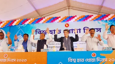 রোববার ওসমানী স্মৃতি মিলনায়তনে জনস্বাস্থ্য প্রকৌশল অধিদপ্তর আয়োজিত এক অনুষ্ঠানের অতিথিরা ছাত্রছাত্রীদের হাত ধোয়ার আহ্বান জানান। ছবি: ফোকাস বাংলা