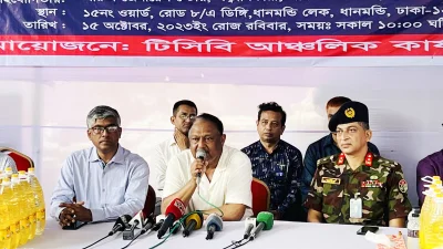 রোববার সকালে ধানমন্ডিতে চাল, তেল, চিনিসহ টিসিবির নিত্যপণ্য বিক্রয় কার্যক্রমের উদ্বোধন অনুষ্ঠানে বক্তব্য রাখেন বাণিজ্যমন্ত্রী টিপু মুনশি। ছবি: ফোকাস বাংলা