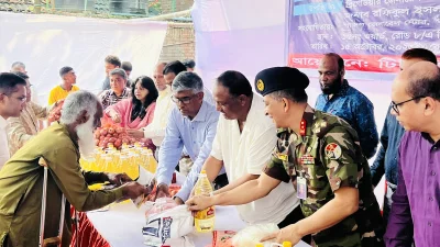 রোববার সকালে ধানমন্ডিতে চাল, তেল, চিনিসহ টিসিবির নিত্যপণ্য বিক্রয় কার্যক্রমের উদ্বোধন করেন বাণিজ্যমন্ত্রী টিপু মুনশি। ছবি: ফোকাস বাংলা