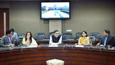 সাংবাদিকদের সঙ্গে মতবিনিময়ে ভারতের পররাষ্ট্র মন্ত্রণালয়ের কর্মকর্তারা। 