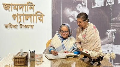 মঙ্গলবার সকালে রাজধানীর ধানমন্ডিতে জয়িতা টাওয়ারের উদ্বোধন শেষে পরিদর্শন বইয়ে স্মারক মন্তব্য করেন প্রধানমন্ত্রী শেখ হাসিনা। সঙ্গে ছিলেন ছোট বোন শেখ রেহানা। ছবি: ফোকাস বাংলা