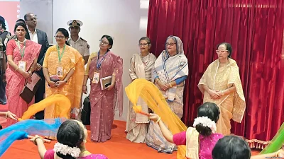 মঙ্গলবার সকালে রাজধানীর ধানমন্ডিতে জয়িতা টাওয়ারের উদ্বোধনের অপেক্ষায় প্রধানমন্ত্রী শেখ হাসিনা। ছবি: ফোকাস বাংলা