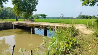 দোয়ারাবাজারের এই কালভার্টে গর্ত থাকায় স্থানীয়দের দুর্ভোগ চরম আকার নিয়েছে। ছবি: ইত্তেফাক