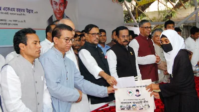 মঙ্গলবার রাজধানীর ইউনিভার্সিটি ল্যাবরেটরি স্কুল ও কলেজ প্রাঙ্গণে এক অনুষ্ঠানে উপস্থিত ছিলেন আওয়ামী লীগের সাধারণ সম্পাদক ওবায়দুল কাদের। ছবি: ফোকাস বাংলা