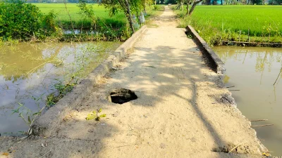 দোয়ারাবাজারে কালভার্টের স্ল্যাব ভেঙে গর্ত তৈরি হওয়ায় সৃষ্টি হয়েছে জনদুর্ভোগ। ছবি: ইত্তেফাক