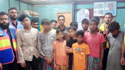 আটককৃত অপ্রাপ্তবয়স্ক জেলেরা। ছবি: ইত্তেফাক