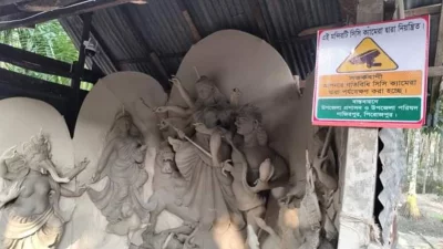 শারদীয়া দুর্গোৎসব যাতে সব ধর্ম, মতের সম্মিলনে হয়, সেই নিরাপত্তা নিশ্চিতে নাজিরপুরে মণ্ডপগুলো নিরাপত্তা জোরদার করা হয়েছে। ছবি: ইত্তেফাক