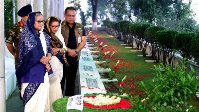 বুধবার সকলে রাজধানীর বনানী কবরস্থানে শেখ রাসেলসহ ১৫ আগস্ট নিহত শহীদদের কবর জিয়ারত করেন প্রধানমন্ত্রী শেখ হাসিনা ও তার ছোট বোন শেখ রেহানা। ছবি: প্রধানমন্ত্রীর প্রেস উইং