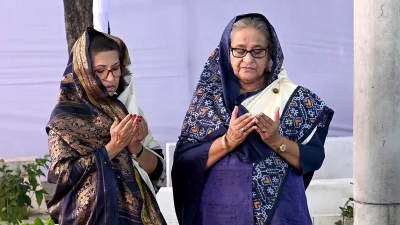 বুধবার সকলে রাজধানীর বনানী কবরস্থানে শেখ রাসেলসহ ১৫ আগস্ট নিহত শহীদদের কবর জিয়ারত ও তাদের আত্মার শান্তি কামনায় দোয়া করেন প্রধানমন্ত্রী শেখ হাসিনা ও তার ছোট বোন শেখ রেহানা। ছবি: প্রধানমন্ত্রীর প্রেস উইং